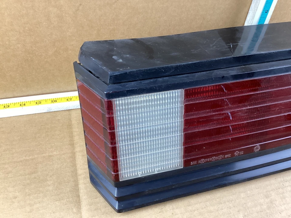 Conjunto de luz trasera lateral derecha del pasajero Chrysler 1984-1986 láser Foto 2 de 4