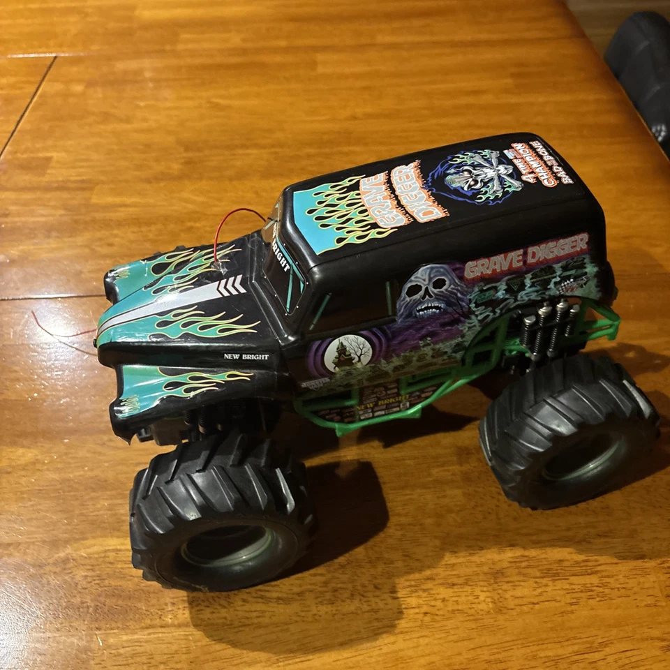Grave Digger RC Monster Truck 66801 Spin Master Big BKT Tires AS-IS NO REMOTE - Image 2 of 4