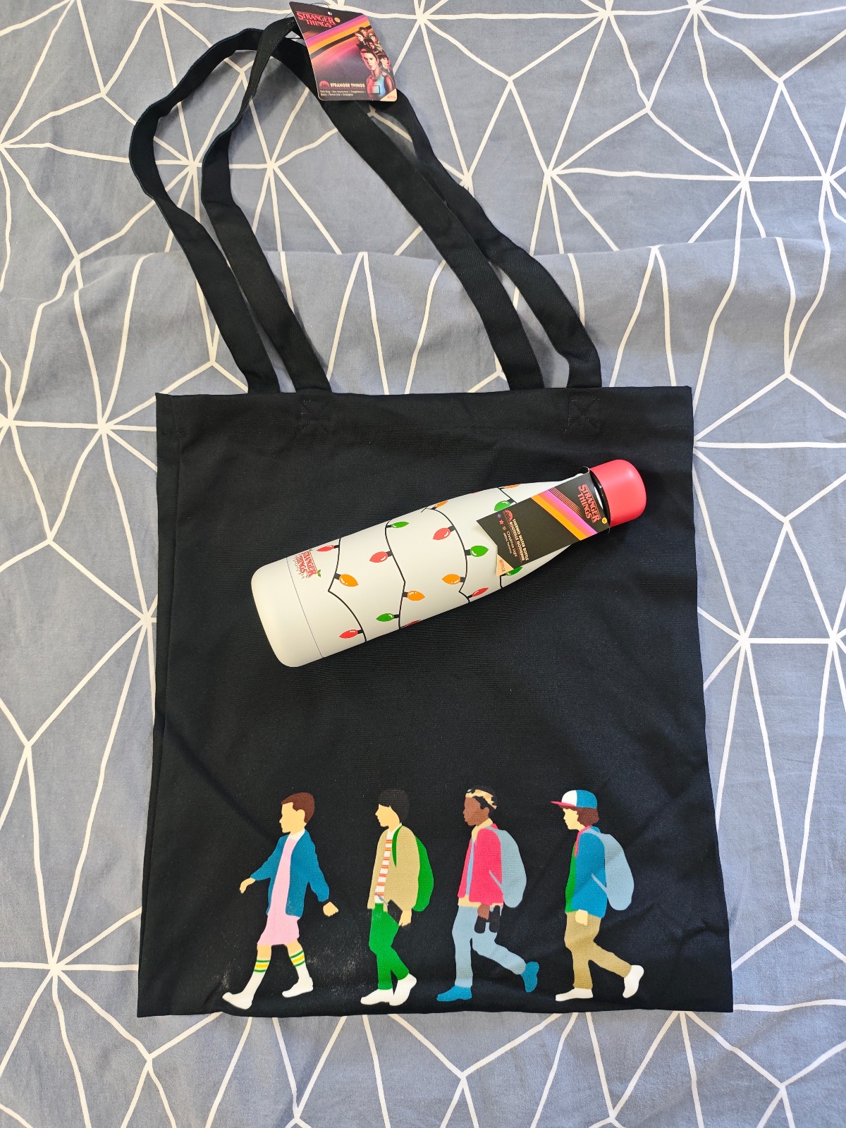 Gourde Stranger Things isotherme et sac en toile, le cadeau idéal pour fan