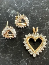 💎🤍 STUNNING 10 Kt Yellow Gold Natural Diamond Heart Pendant & Earrings Set