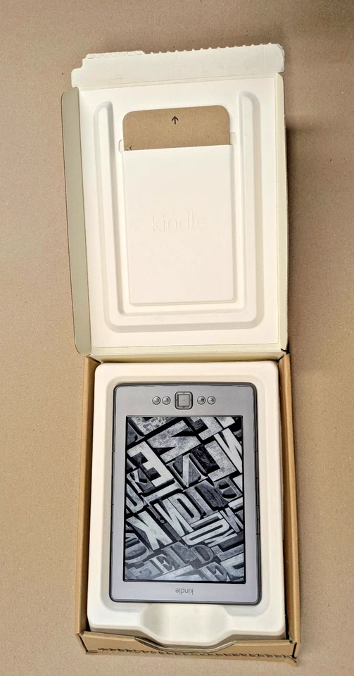 Amazon Kindle 4. Generation D01100 E-Book-Reader Graphit Grau WLAN 6 Zoll 2 GB - Bild 2 von 4