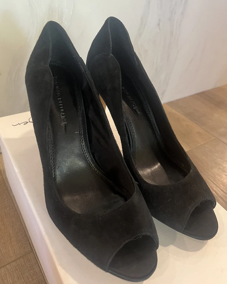 Tacones de tacón Banana Republic para mujer talla 8,5 negro gamuza aguja punta abierta  Foto 2 de 4