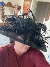 Kapelusz Studio Design London Czarny kapelusz z ciemnozielonymi piórami Designerska odzież