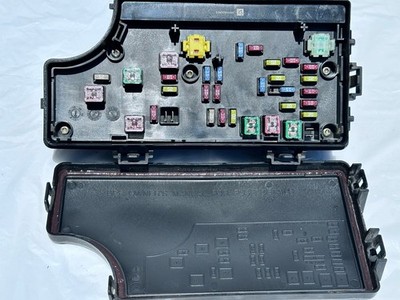 2006-2010 Chrysler PT Cruiser Fuse Box Body Control Module TIPM P56049719AM