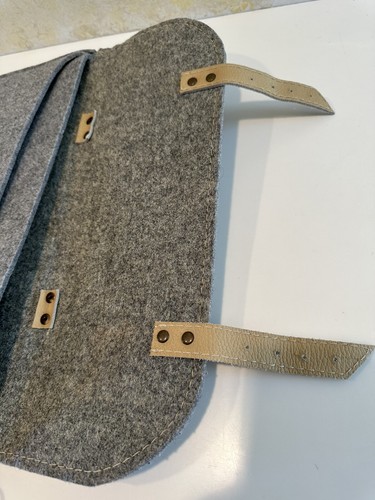 Laptoptasche aus grauem Filz mit beigem Leder von ETOI DESIGN - Bild 13 von 17