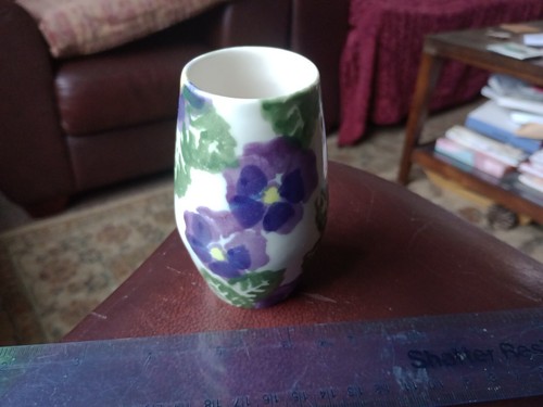 Ben Thomas Porzellan Studiokeramik Knospenvase Blumendekor Schwammgeschirr. 9,5 cm hoch