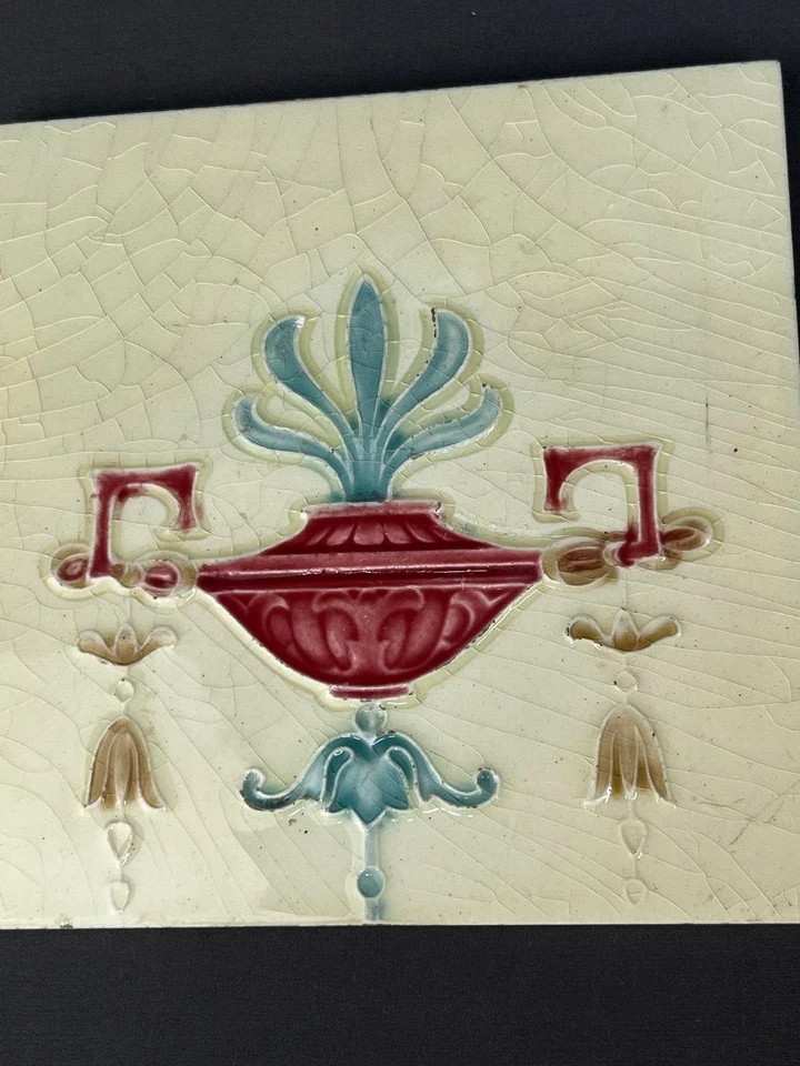 2 azulejos antiguos de mayólica Art Nouveau de 6" x 6" para chimenea acristalados con urna Foto 4 de 4