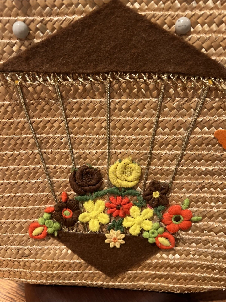 Bolsa bordada Hadley House Inc vintage anos 60-70 palha laranja, flores amarelas - Imagem 2 de 4