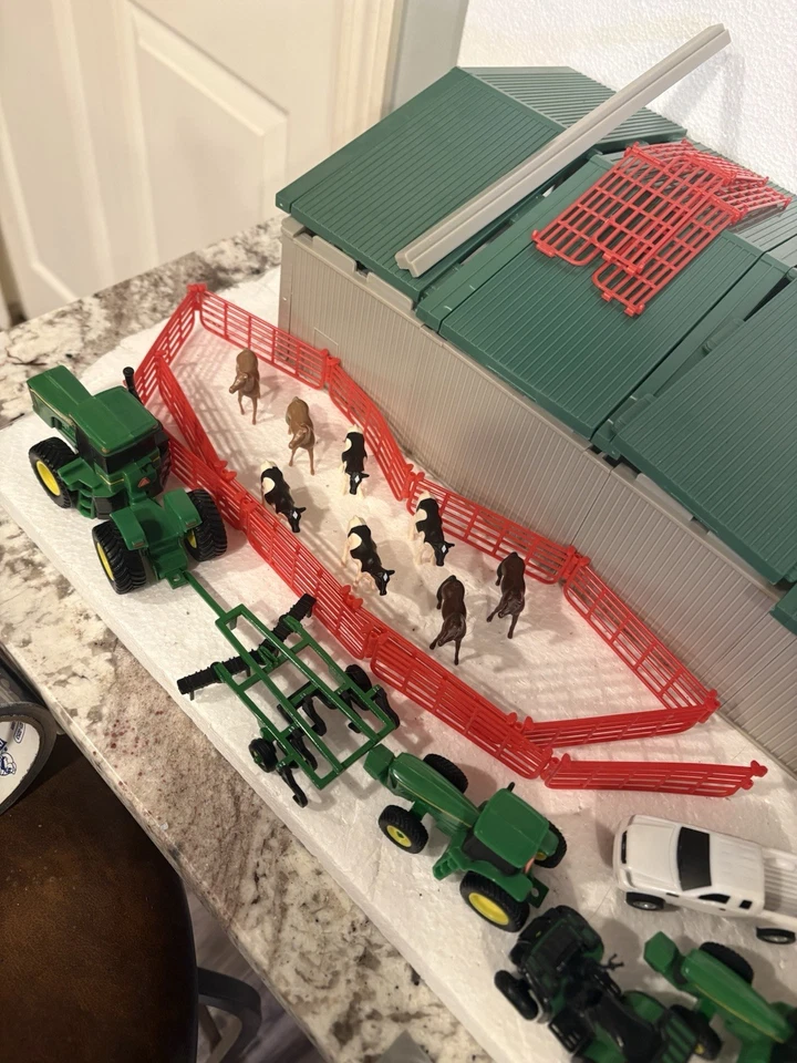 TOMY John Deere Die-Cast/Plastic Farm Toy 67pc Play Set 46276 Incl Machine Shed - Image 4 of 4