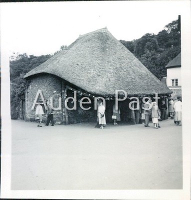 Cockington Forge 1954 Schnappschuss Foto Reetdach Gebäude Menschen