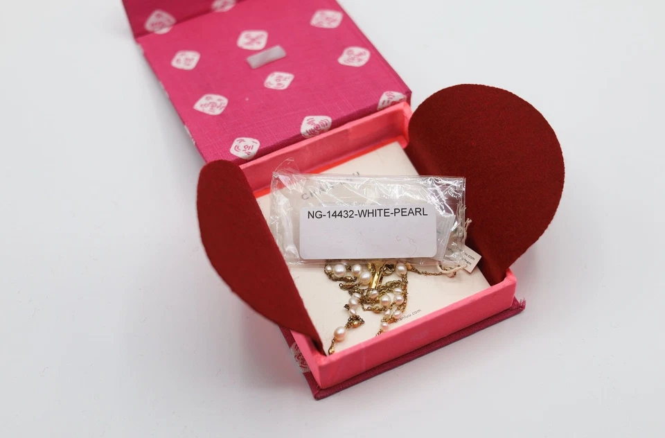 TOTALMENTE NUEVO Collar Largo Chan Luu Daga Dorada y Perla Blanca con Caja de Regalo Foto 3 de 4