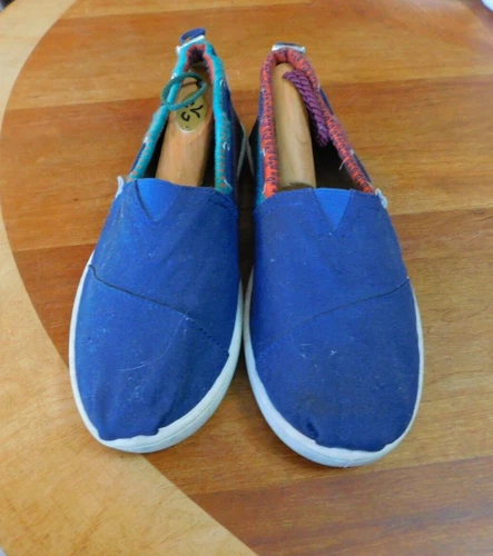 TOMS blue canvas boat shoes youth sz 5