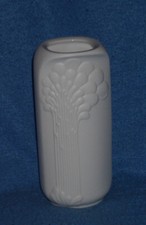 schöne weiße Vase Bisquit Porzellan Kaiser Baumdesign signiert M.Frey Nr. 666/1