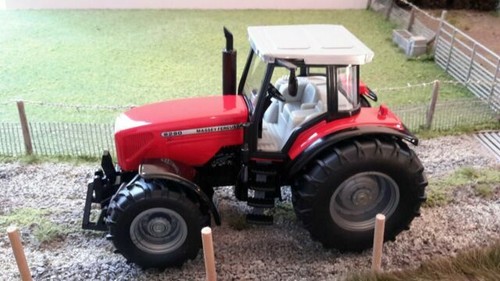 SIKU NO.3653 1:32 MASSEY FERGUSON 5455 TRACTOR & LOADER FORKS