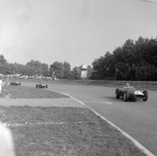 Phil Hill Ferrari 246 leads Stirling Moss Cooper T51 Climax 1959 Old Photo 1