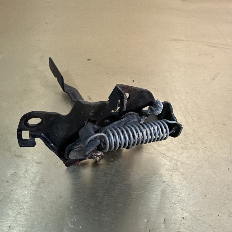 Toyota RAV4 2015 conjunto de bloqueo de pestillo de capó OEM. Foto 4 de 4