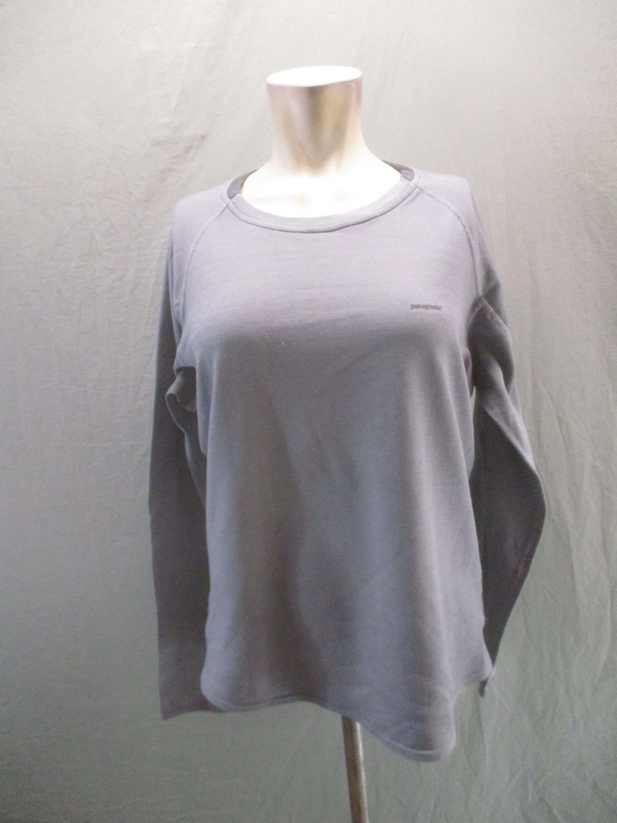 Patagonia Size M Mens Gray Round Neck Long Sleeve Athletic Training Gym Top 009
Opens in a new windo