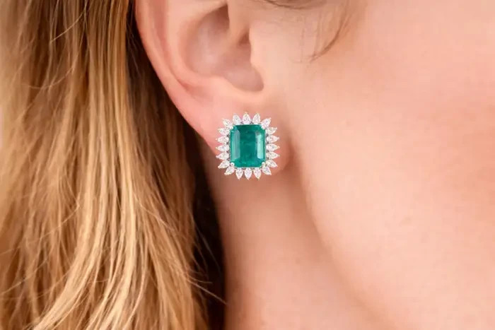 Aretes con halo de diamantes y esmeraldas extraídos en tierra de 5 quilates ¡para venta de boda! Oro 14k