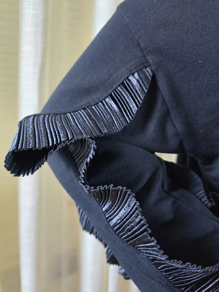 Sudadera Express para mujer negra con volantes con mangas talla GRANDE Foto 2 de 4