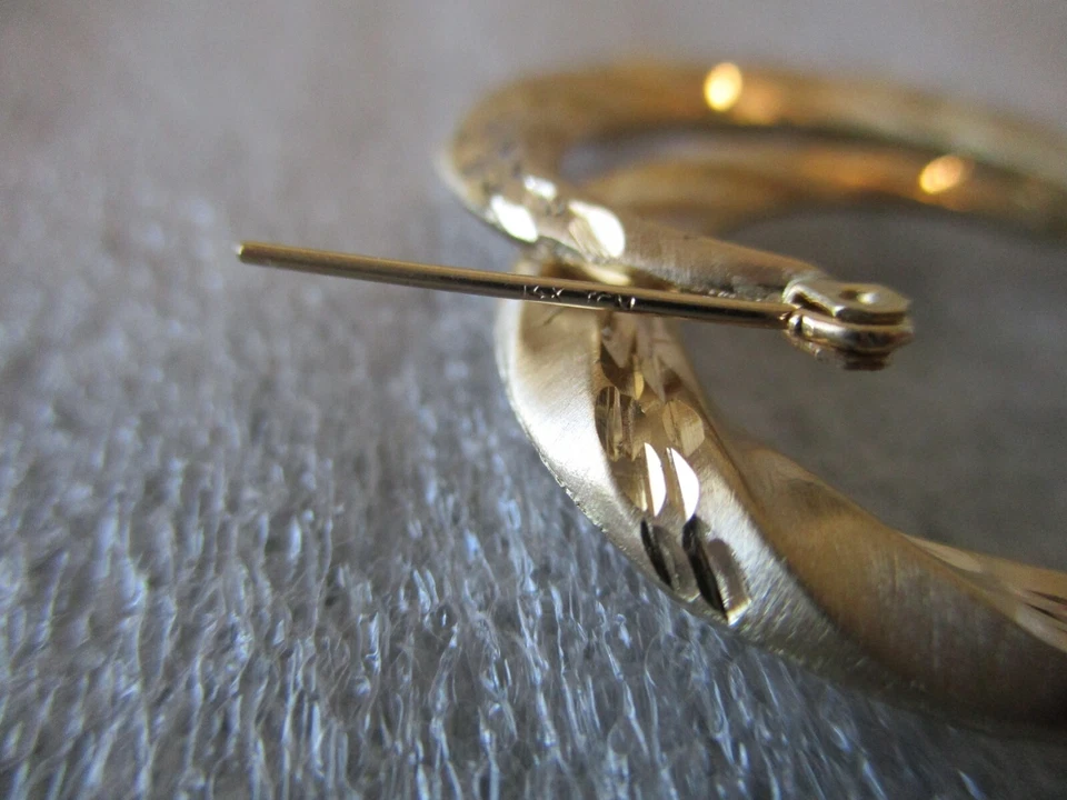 14K YELLOW GOLD HOOP EARRINGS by JACMEL (JCM) - DIAMOND CUT DESIGN - 1.94g - Image 3 of 4