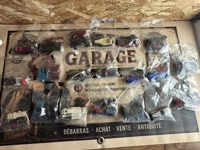 Lot 20 Voitures Anciennes Plastiques miniatures HUILOR BONUX CLE - Photo 1/4