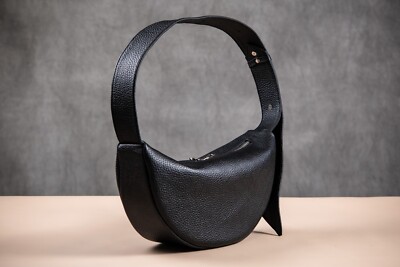 ショルダーバッグ・ポシェット MUCENT MOONBELLA L LOGO HALF-MOON CROSS BAG 5BMR0100 Half Moon Crossbody Bag Moon Handbag Crescent Shaped Moon