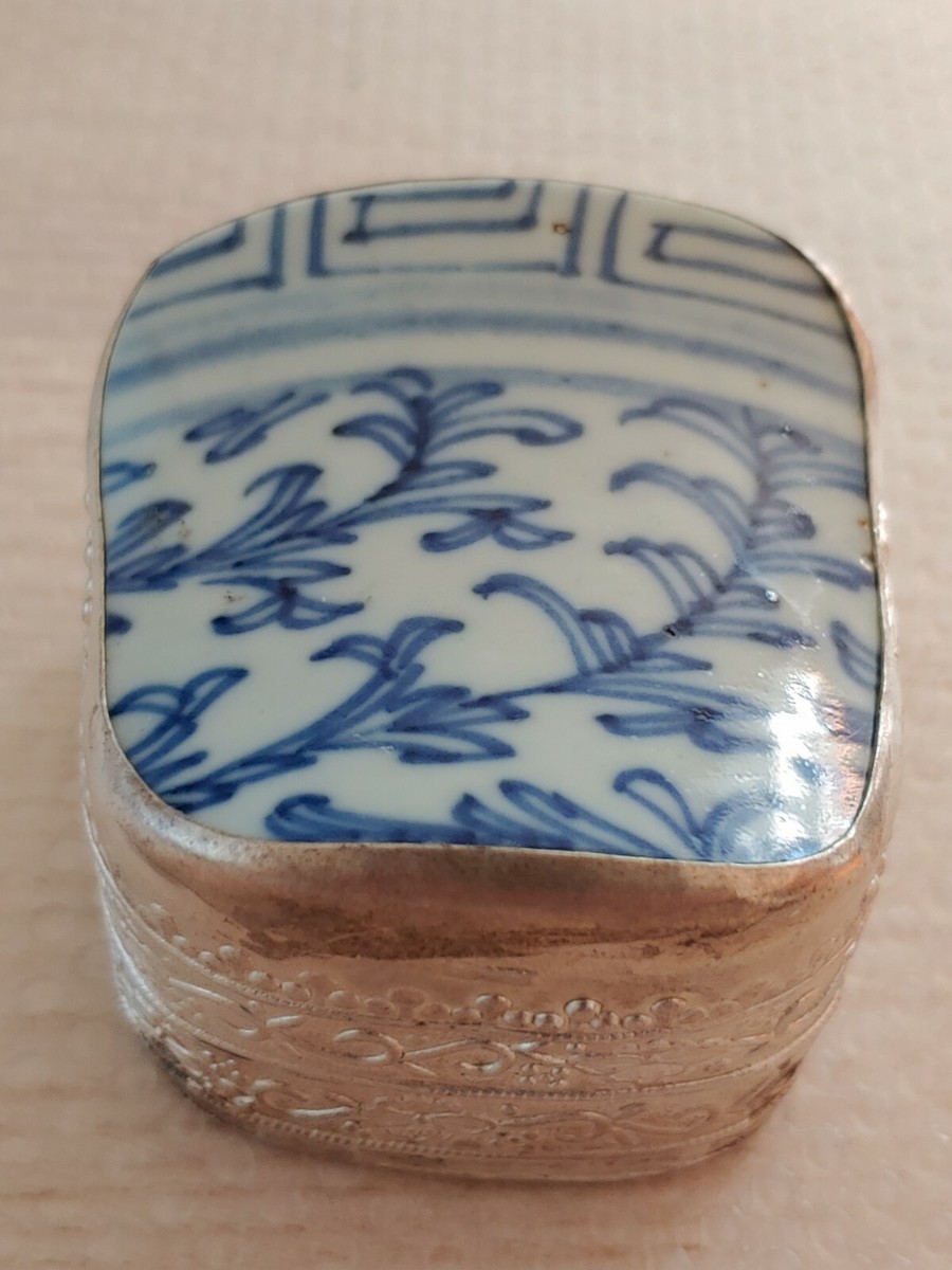 嵌青花瓷片卷草纹银盒Antique China Inlaid Qing Blue And White