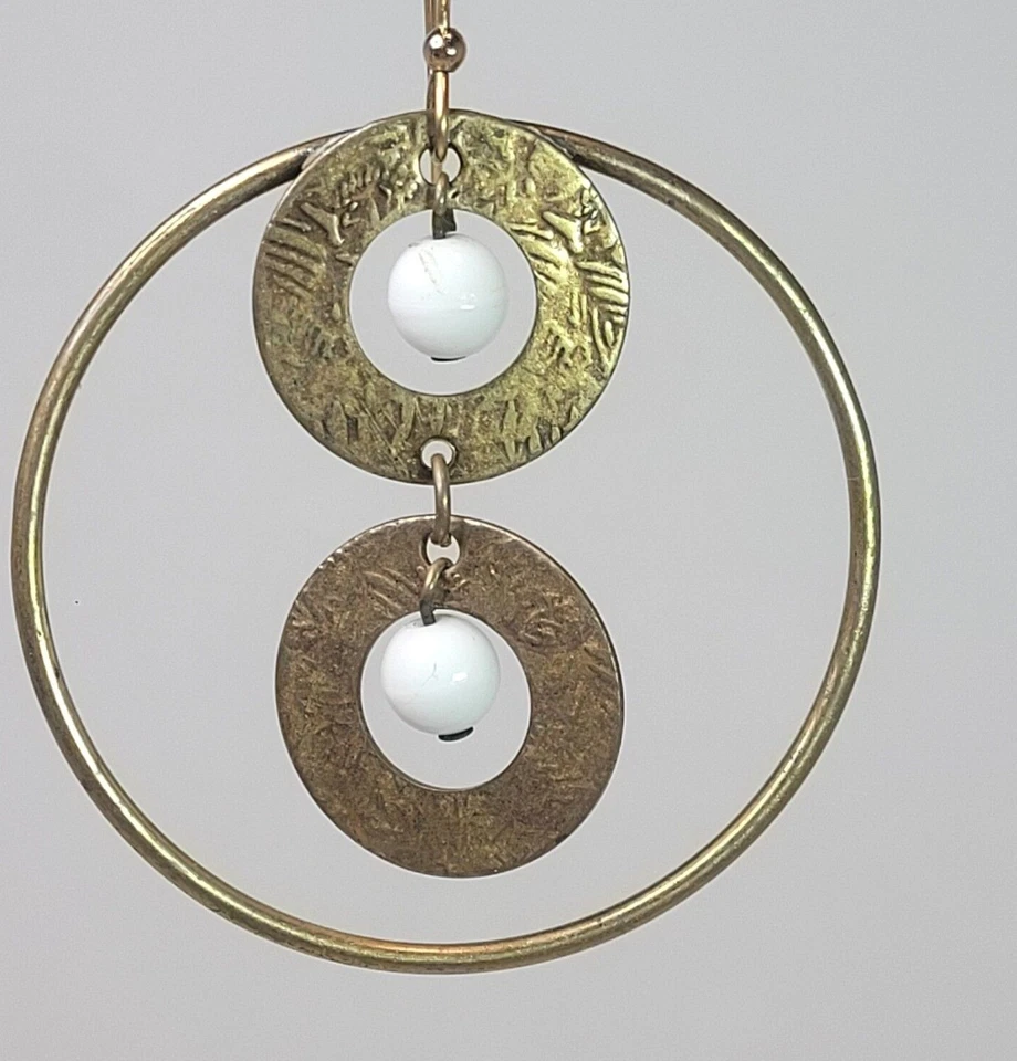 Silver Forest Lg. Серьги-кольца текстурированные металлические белые бусины золотистые богемное 1,75 дюйма - Изображение 3 из 4