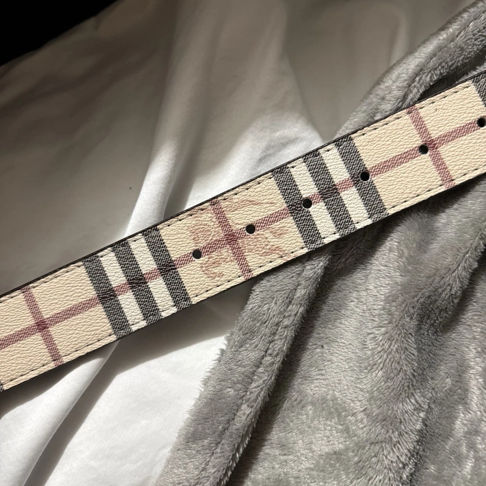 Cinto Burberry 2 lados em preto e dourado novo em folha #luxuryaccessories 42 polegadas - Imagem 4 de 4