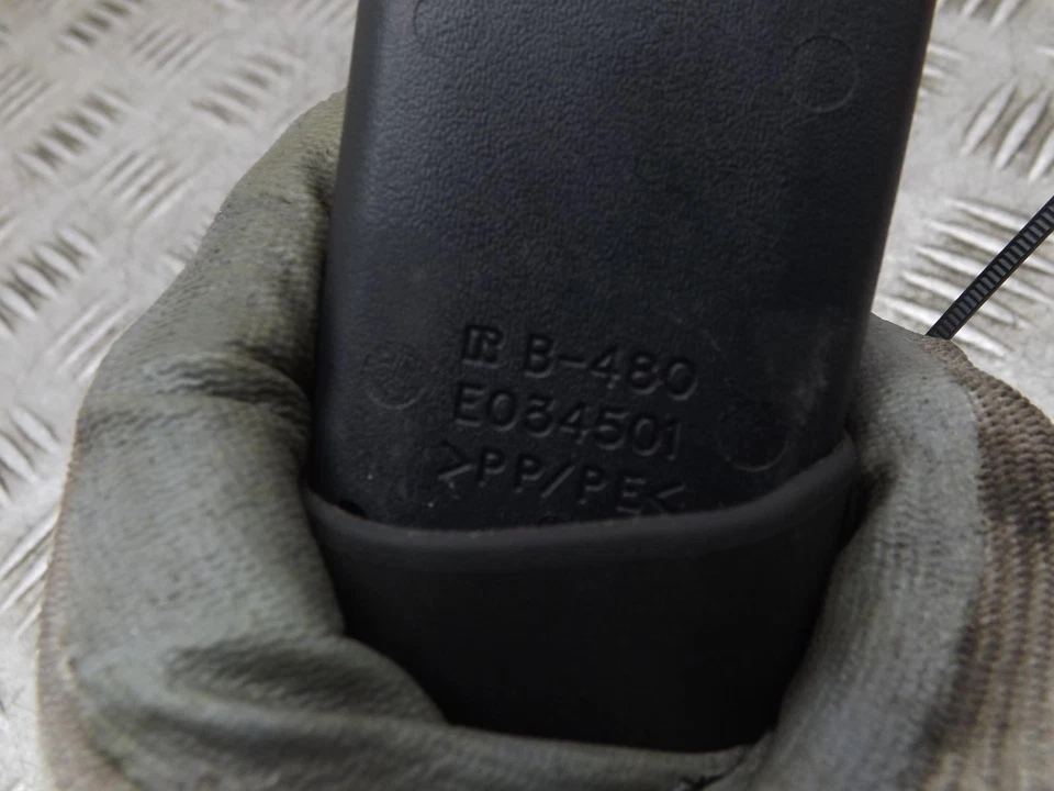 Suzuki Swift Left Passenger N/S Rear Seat Belt Stalk Buckle E034501Mk3 10-2017B — 第 2/4 张图片