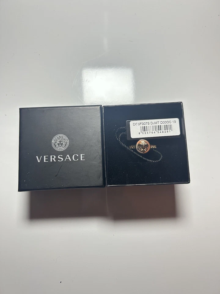 范思哲浅金色金属装饰美杜莎头饰条纹戒指 17 IT 8.5 美国 — 第 2/4 张图片