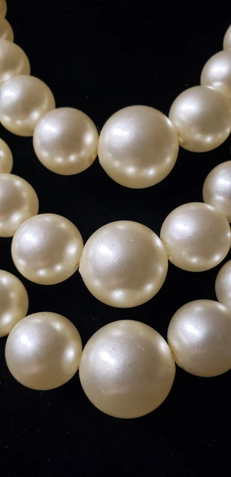 Collar y brazalete con bisagra de perlas de imitación de tres hilos de Chico's en oro y perlas Foto 2 de 4