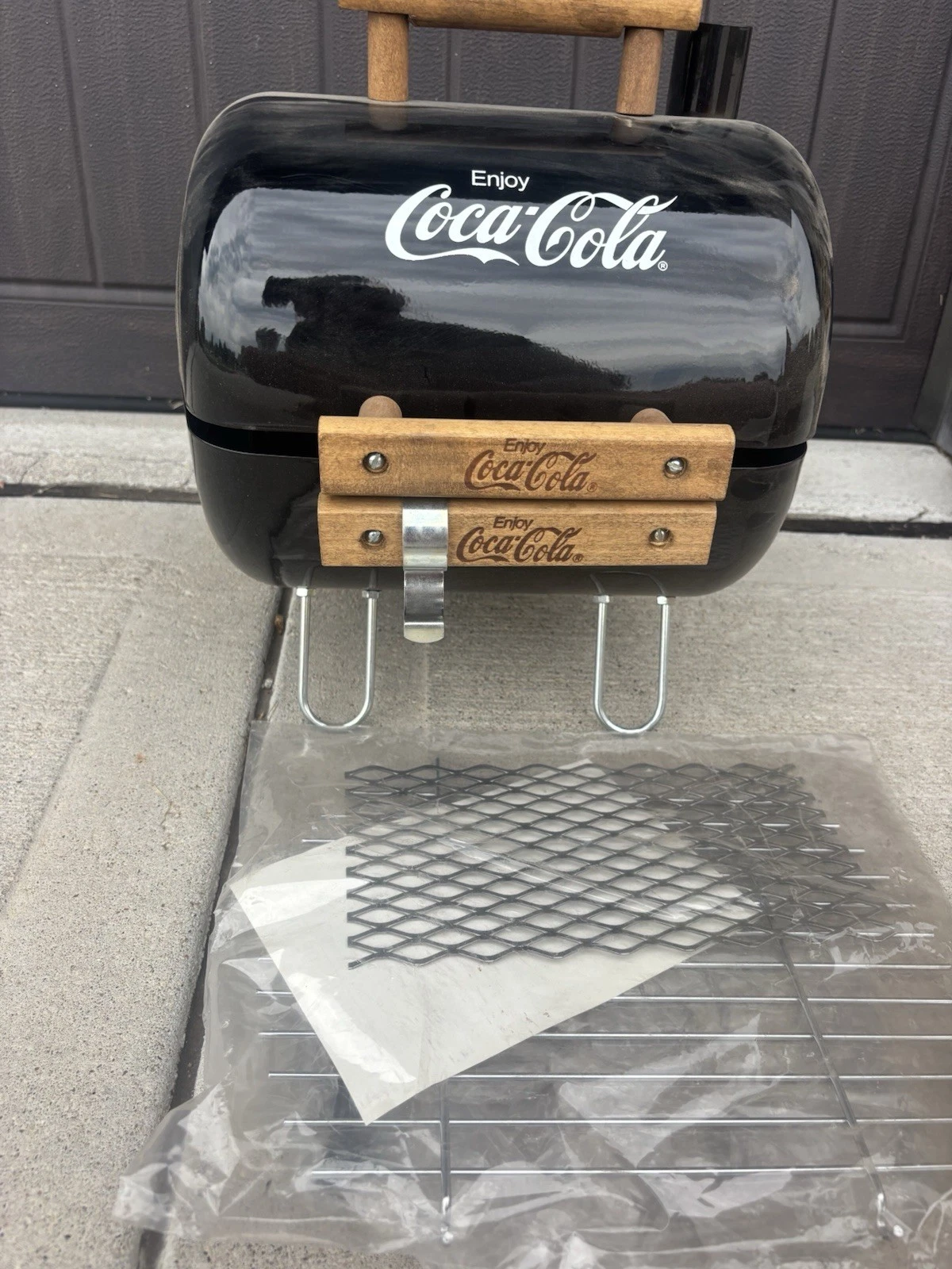 VINTAGE Coca-Cola Portable BBQ Grill Black Super Bowl Tailgate Tabletop 12"x14"
Opens in a new windo