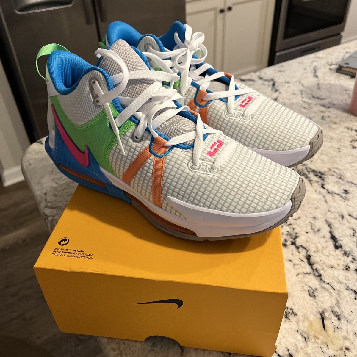 Nike Mens 11 $130 LeBron Witness 7 Grey Fog Hyper Pink Blue 