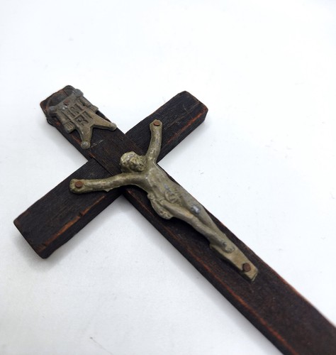Vintage antique lead and wood 5.75" wall crucifix - Picture 2 of 8