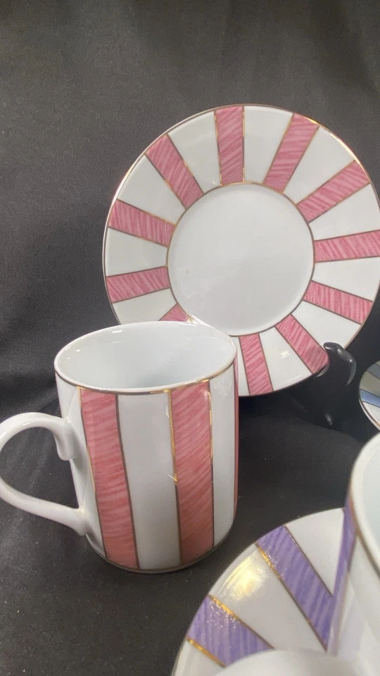 Juego clásico de tazas y platillos de té y café pastel a rayas Foto 4 de 4