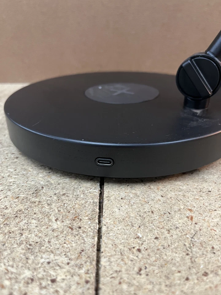 Lámpara de escritorio/mesa de trabajo Ikea NYMANE con base de carga acero 404.777.50 negra Foto 3 de 4