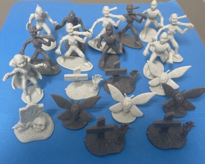 Grave Zombies Universal Studios Wicked Duals Monster Fighting Figures 20 Pc
