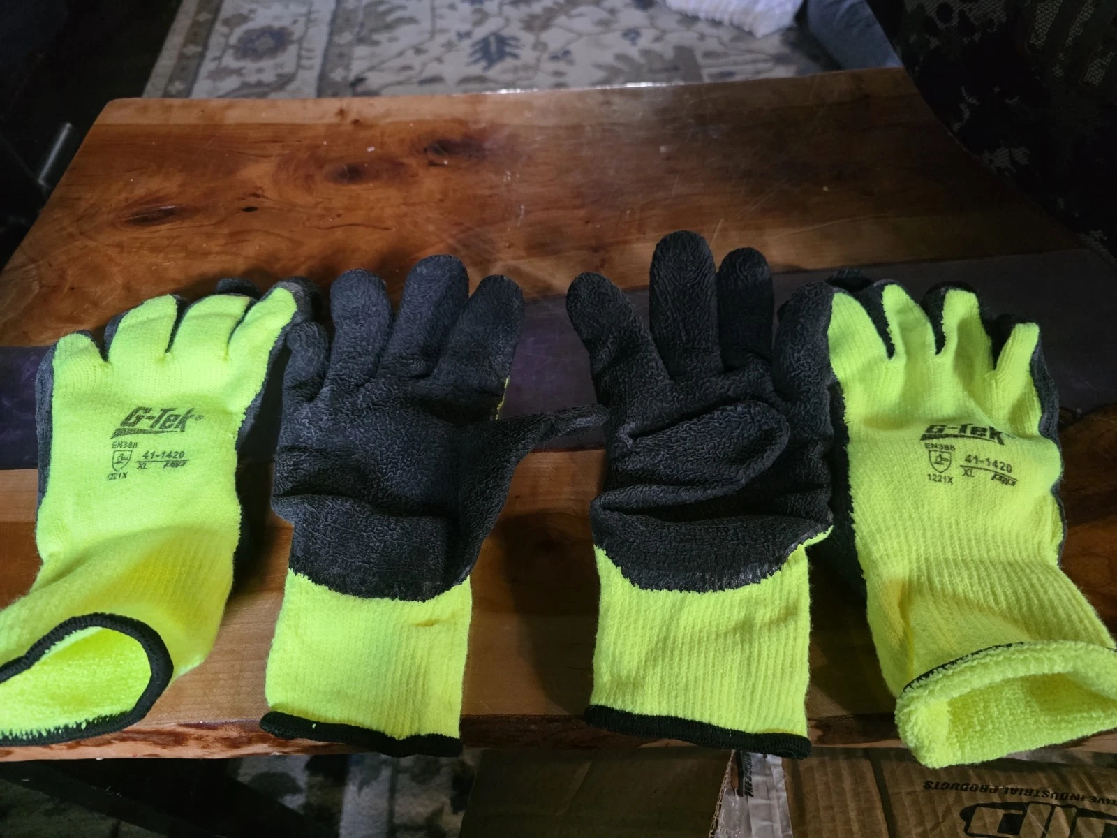 12 PIP G-Tek Hi-Vis Insulated Work Gloves, Crinkle Grip, Size XLarge 41-1420
Opens in a new window o