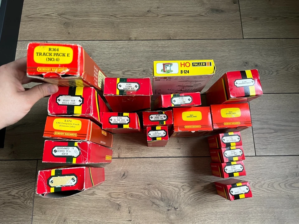 Hornby OO Vintage Lot 18pcs – R364 Oval A Track – 6 Wagons – Buildings – Faller - Image 2 of 4