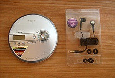 Sony Walkman D-NE241 CD-Player MP3 CD-R/RW G-Protection MEGA BASS Silber top