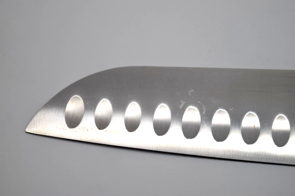 Cuchillo Santoku Oneida Classic Collection de 7 pulgadas Foto 3 de 4