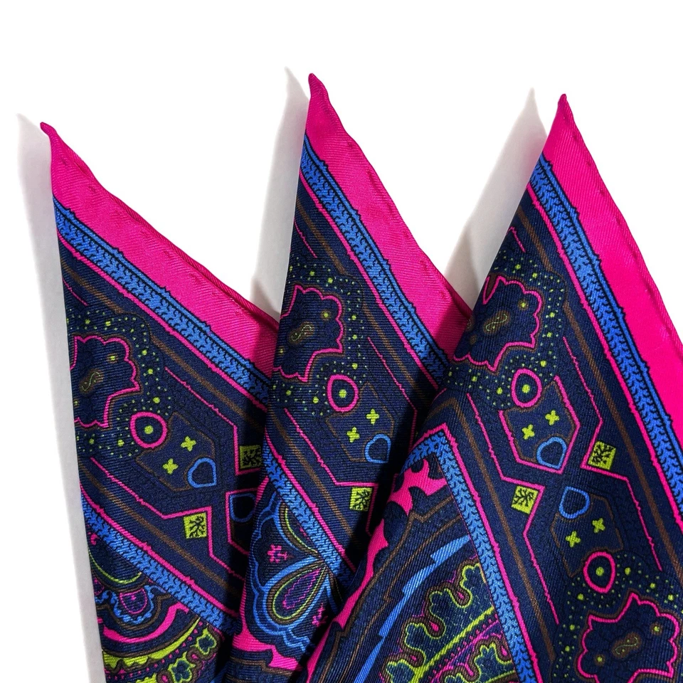 Cuadrado de bolsillo de seda cachemira fucsia y azul marino (enrollado a mano en Inglaterra) Foto 2 de 4