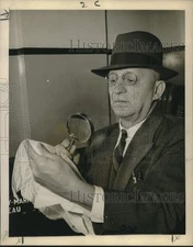 1945 Press Photo Adam Yulch identifies criminals by laundry marks in Nassau Co.