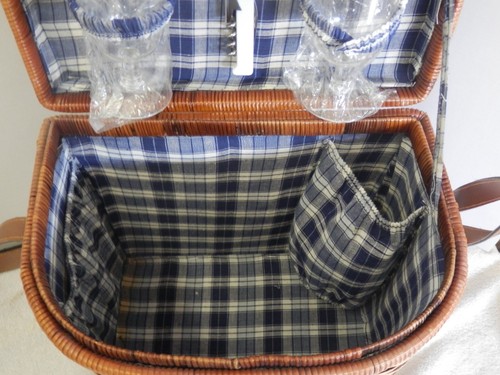 Very Cute Vintage Picnic Basket w/Accessories - Picture 5 of 6
