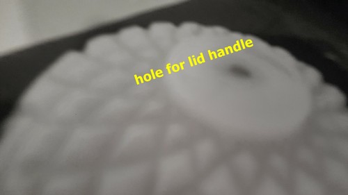 PLATO DE MANTEQUILLA TAPA CONDENADA CORTE VIDRIO DE LECHE BLANCO NECESITA TAPA PERNO PLACA FESTONEADA BORDE - Imagen 6 de 8