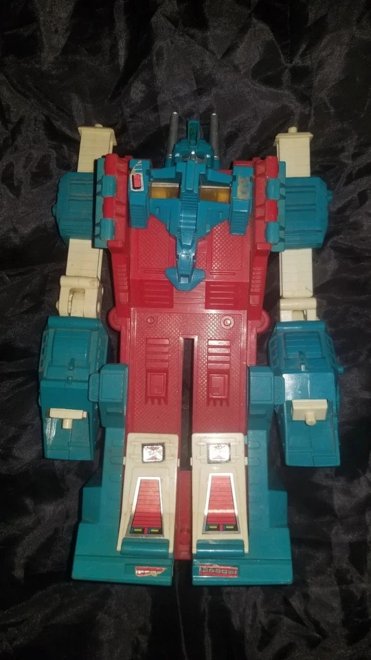 1985 Vintage Transformers G1 Ultra Magnus action figure - Image 2 of 4