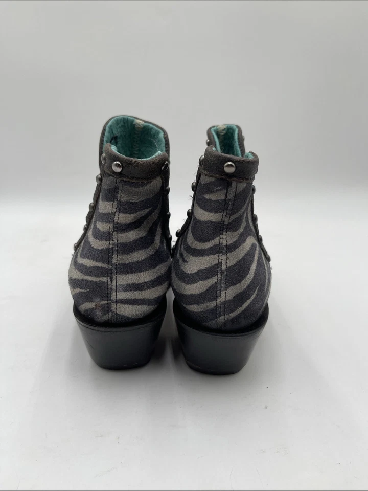 Botines occidentales Corral blancos/negros con estampado de cebra y tachuelas punta en J para mujer 8M” Foto 4 de 4