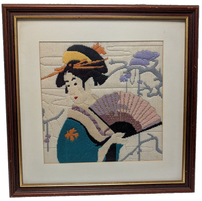 Vintage japanischer Wandteppich langer Stich Nadelspitze Lady Geisha mit Handfächer 18 Zoll