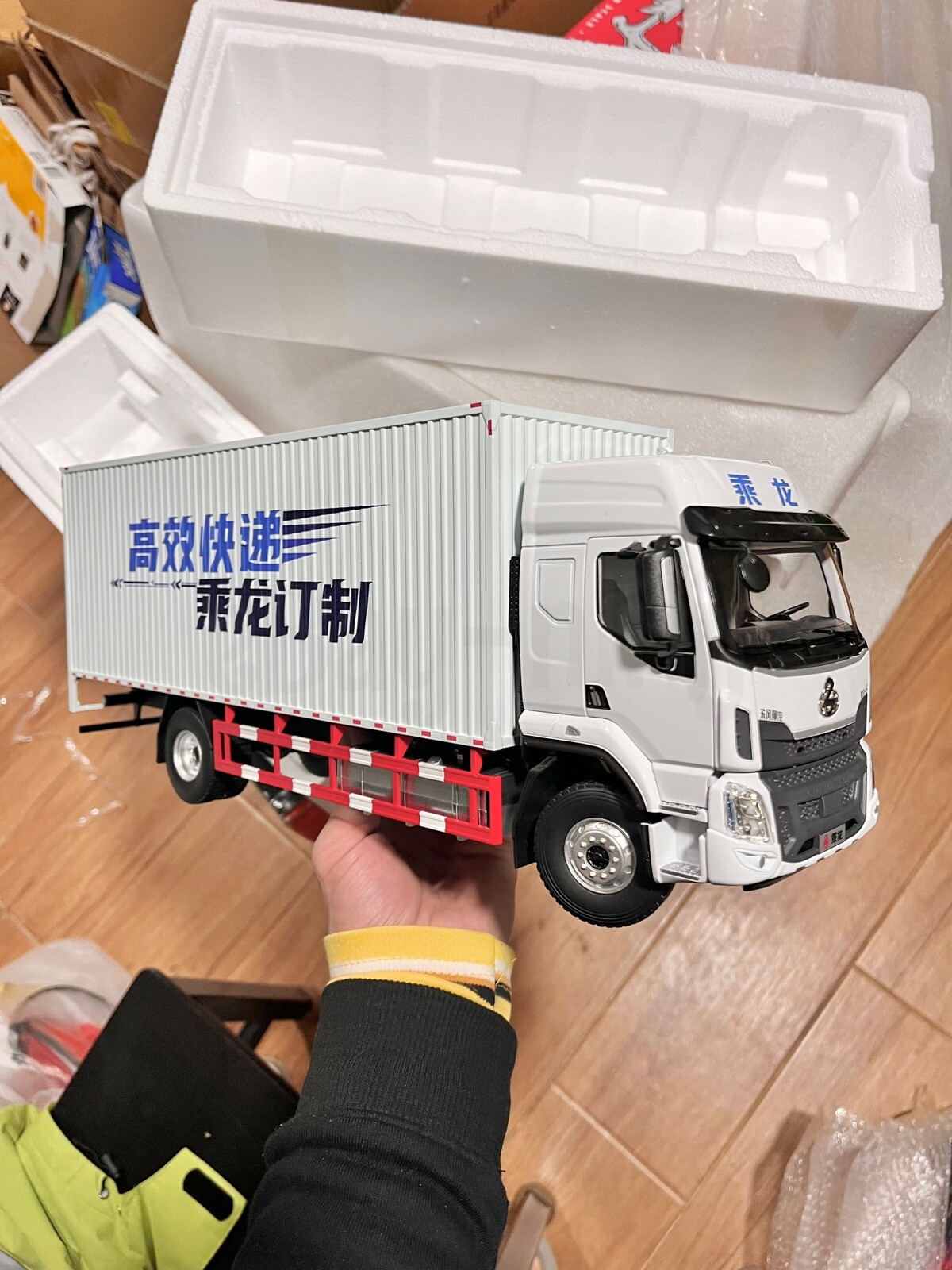 1:24 Scale Dragon Motors Chenglong 4X2 H5 Cargo Truck Diecast Model Car
